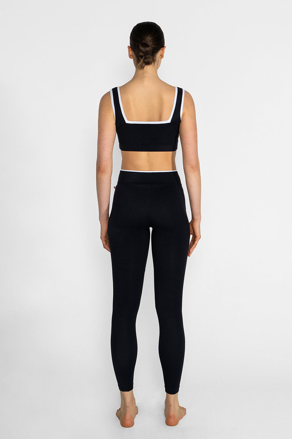 Lisa leggings in M-Black main color with T-White trim color