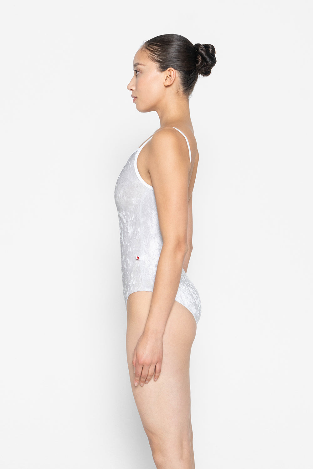 Daniela pinch leotard in CV-Silver body color with T-White trim color