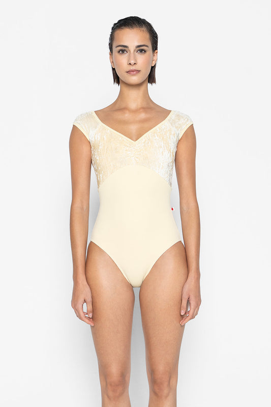 Elli leotard in T-Vanilla body color with CV-Vanilla top color and T-Vanilla trim color